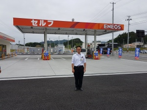 nieuw benzinestation met eigenaar Keizo Mase